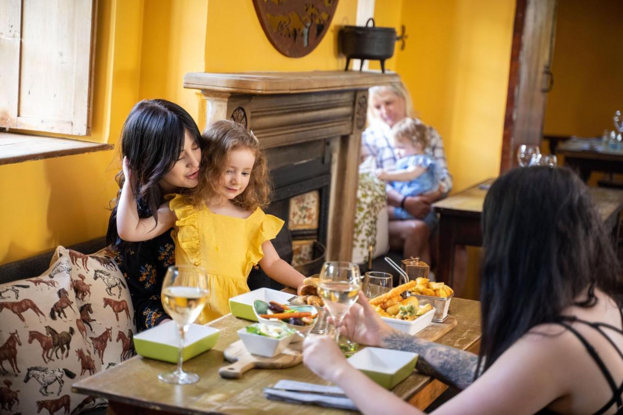 Rising Sun Pub, Restaurant&Rooms Lacock Bagian luar foto