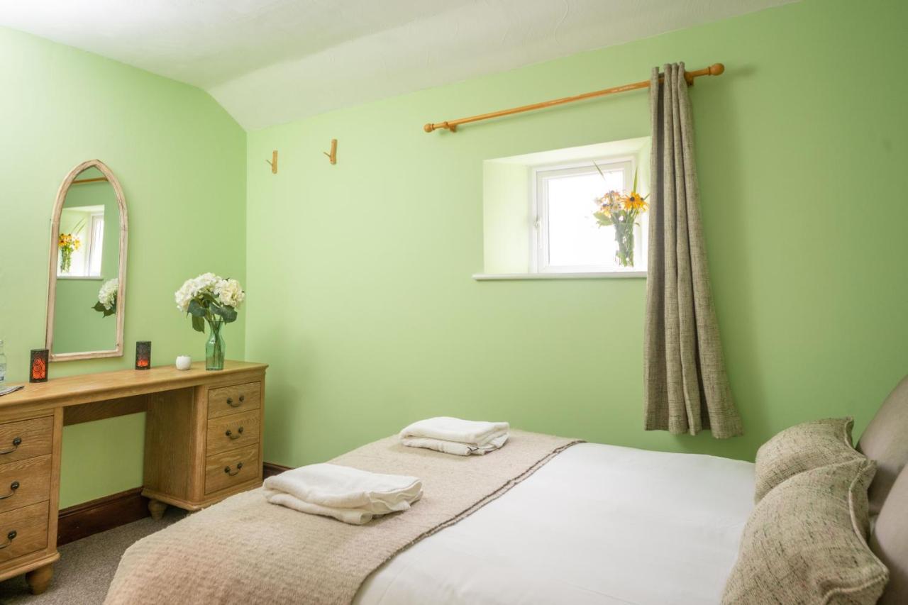 Rising Sun Pub, Restaurant&Rooms Lacock Bagian luar foto