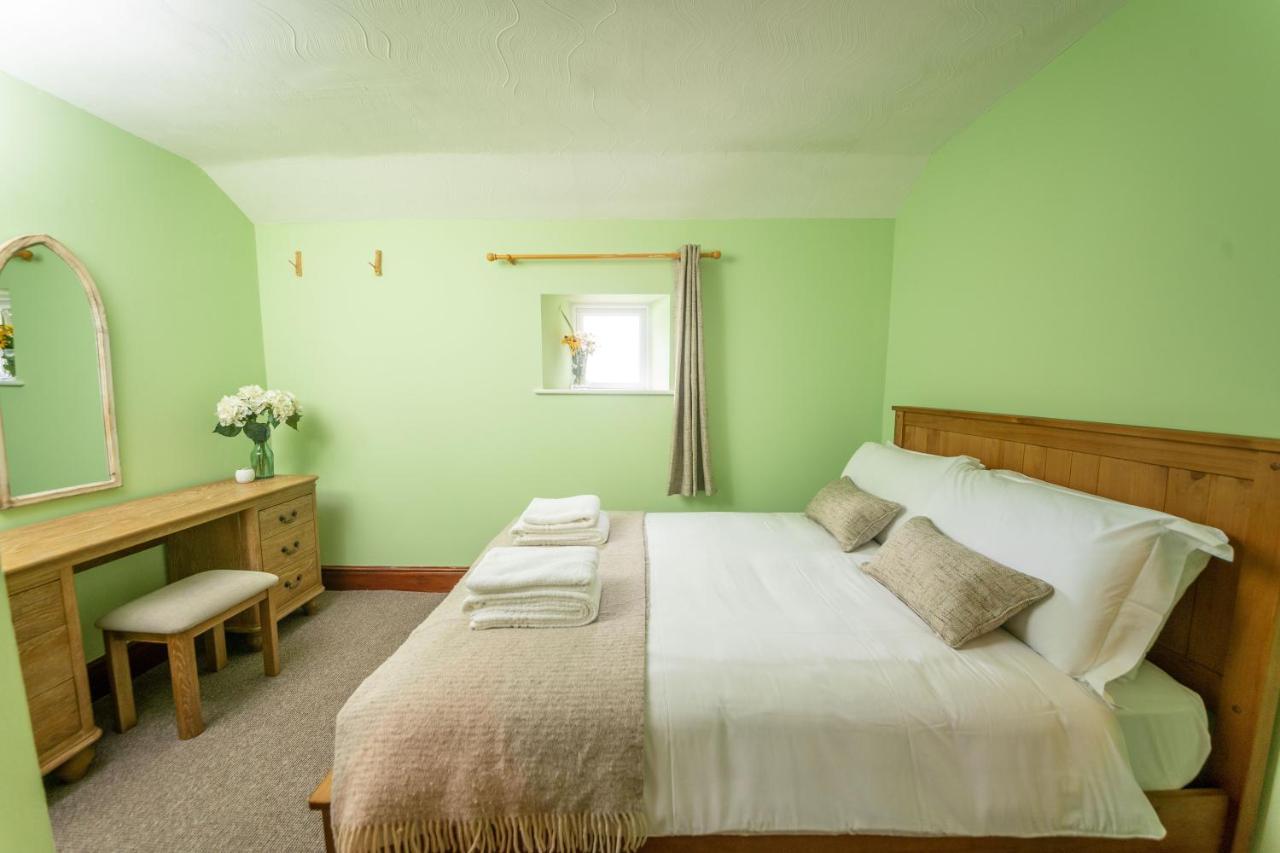 Rising Sun Pub, Restaurant&Rooms Lacock Bagian luar foto